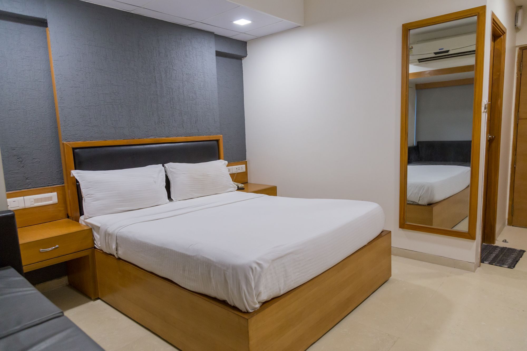 أحمد أباد The Silver Leaf Hotel المظهر الخارجي الصورة