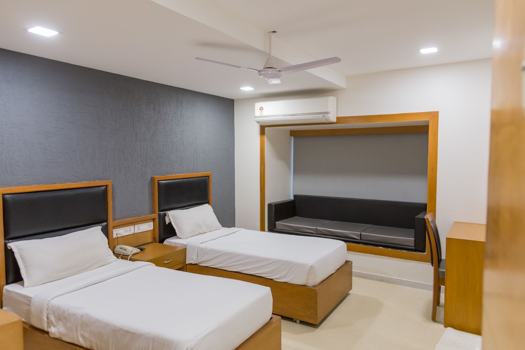 أحمد أباد The Silver Leaf Hotel المظهر الخارجي الصورة
